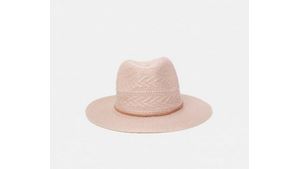 Světle růžový klobouk s koženým řemínkem Ystrdy