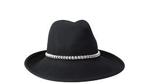 Stylový dámský klobouk se stříbrným detailem